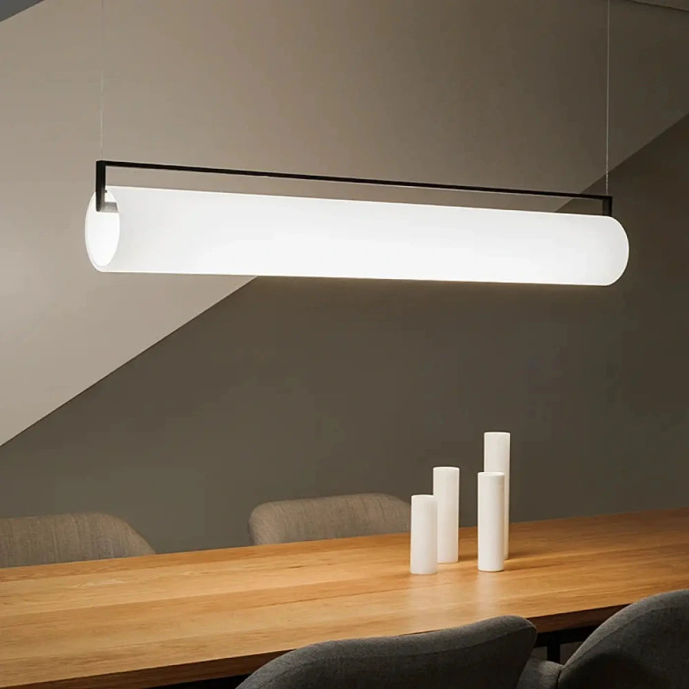 Suspension cylindre opalin blanc 122 cm au-dessus d'une table à manger