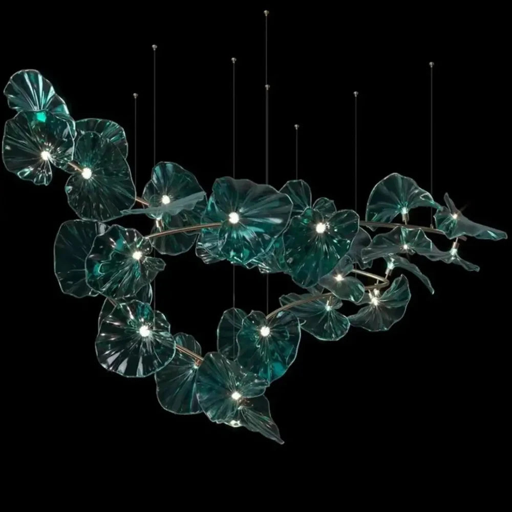 Lustre ginkgo bleu 180 cm installé au plafond salon