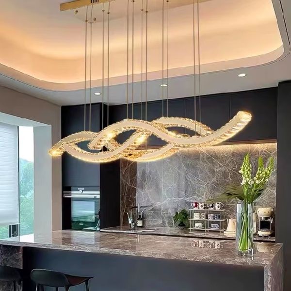 Lustre cristal salon luxe éclairage prestige doré somptueux raffinement.